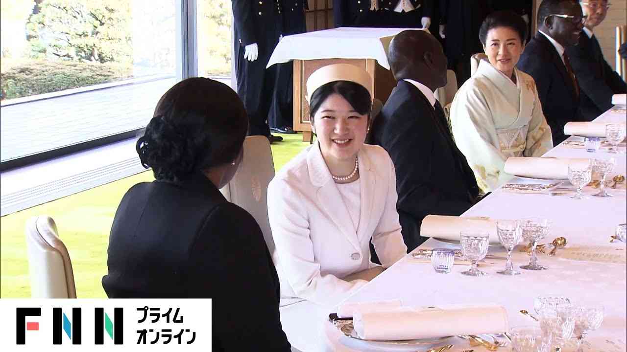 「食事中に帽子は…」萬田久子〝全身ピンクの食事ショット〟に物議「帽子とコート着たまま…マナーとしてどうなの?」「オシャレなのは認めるけど」