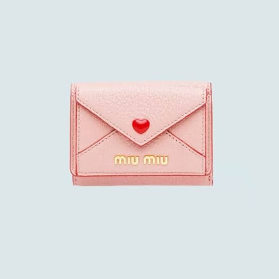 「Miu Miu」の財布が欲しいと言う妻。周りのママ友がブランド財布ばかり持っているそうなのですが、30代の平均年収はそんなに高いのでしょうか?