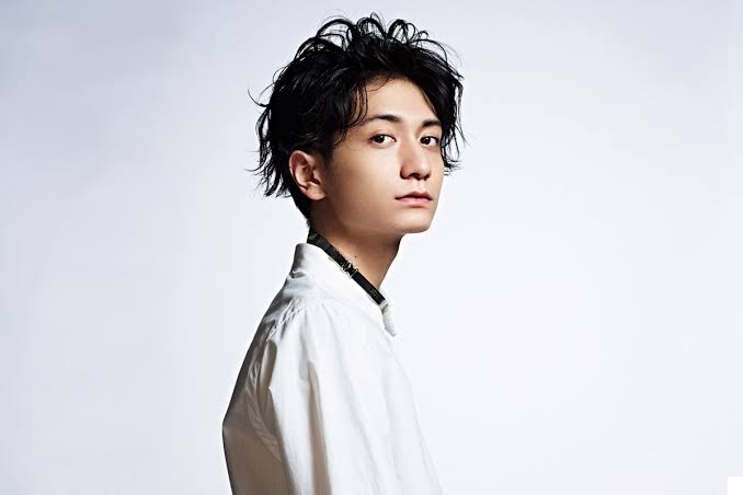 父は〝レジェンド〟バンドVo.　23歳長男の近影に衝撃「すごっ！！」「なんて羨ましい」「男が見ても…」