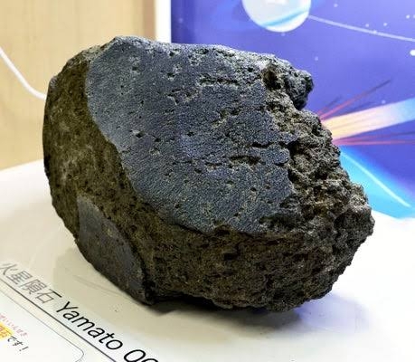 今回も「月の石」展示　アメリカ館が“外観含めて”メディア初公開　入り口に「超巨大スクリーン」