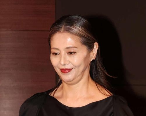 小泉今日子、沢尻エリカらの無着衣バストアップ写真に反響　世界的写真家が公開