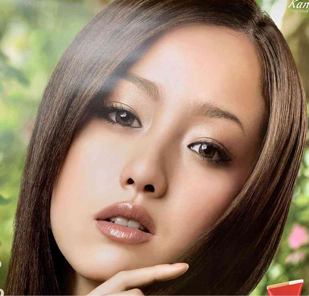 小泉今日子、沢尻エリカらの無着衣バストアップ写真に反響　世界的写真家が公開