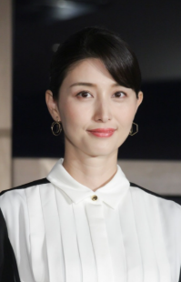 小泉今日子、沢尻エリカらの無着衣バストアップ写真に反響　世界的写真家が公開