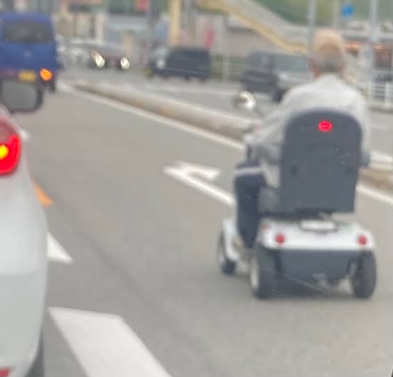 悠々と車道走行するシニアカーが再び目撃「去年見かけた人と同じ」　“歩行者”扱い知らずか…「周りの人が言ってあげないと」山梨・市川三郷町