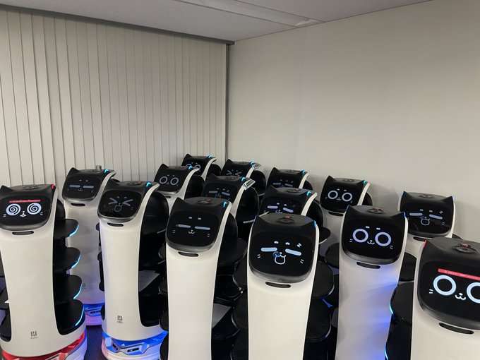 「猫ロボットで効率化だ！→採用も増えちゃいました」 ガストやしゃぶ葉で導入の配膳ロボット。運営会社も驚いた“意外な効果”を聞いた