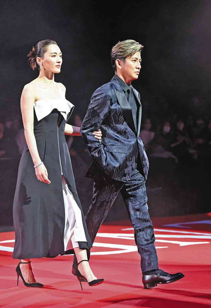 木村拓哉『教場』復活にCM急増“絶好調”を示す「イケイケ私服」…ド派手Tシャツと「200万円超の海外高級時計」