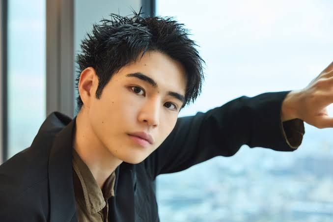 “不倫報道”田中圭に頭悩ます小栗旬の事務所に“救世主”現る！　SNSが熱視線『あんぱん』出演の“イケメン若手俳優”
