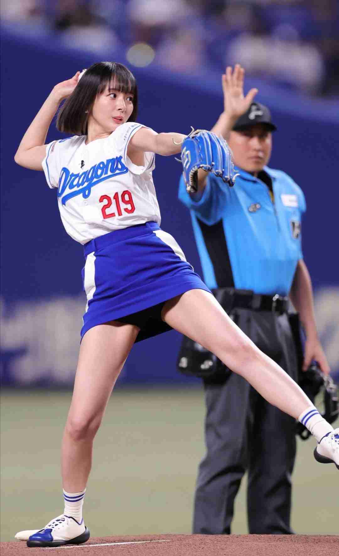 篠崎愛　ミニスカート×ルーズソックスで始球式に登場！ワンバン投球に苦笑い
