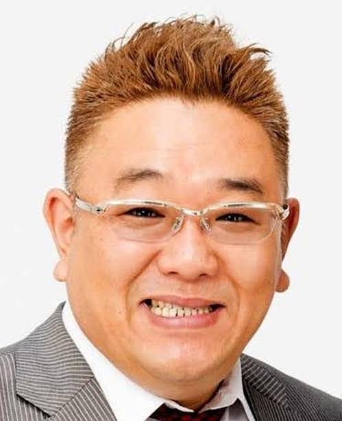 篠崎愛　ミニスカート×ルーズソックスで始球式に登場！ワンバン投球に苦笑い