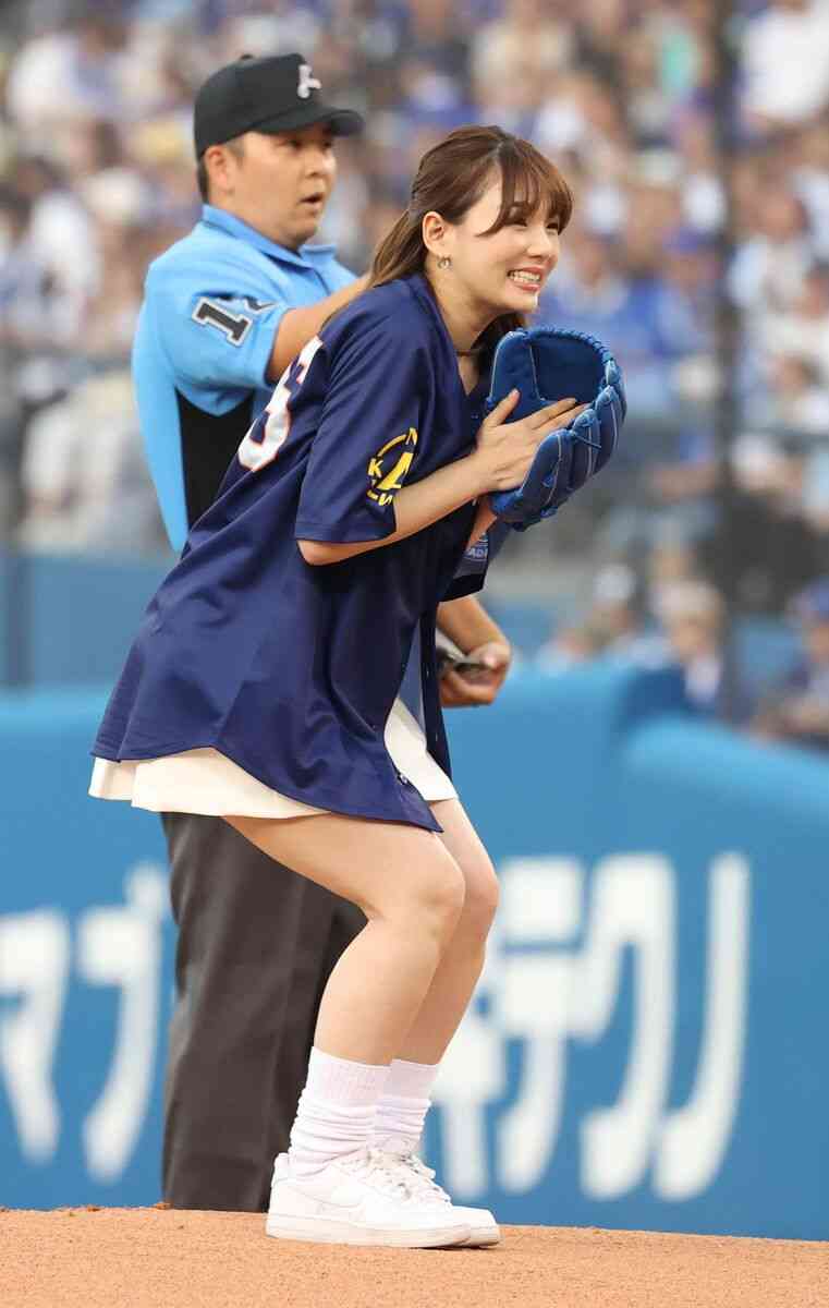 篠崎愛　ミニスカート×ルーズソックスで始球式に登場！ワンバン投球に苦笑い