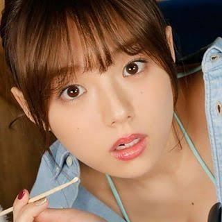 篠崎愛　ミニスカート×ルーズソックスで始球式に登場！ワンバン投球に苦笑い