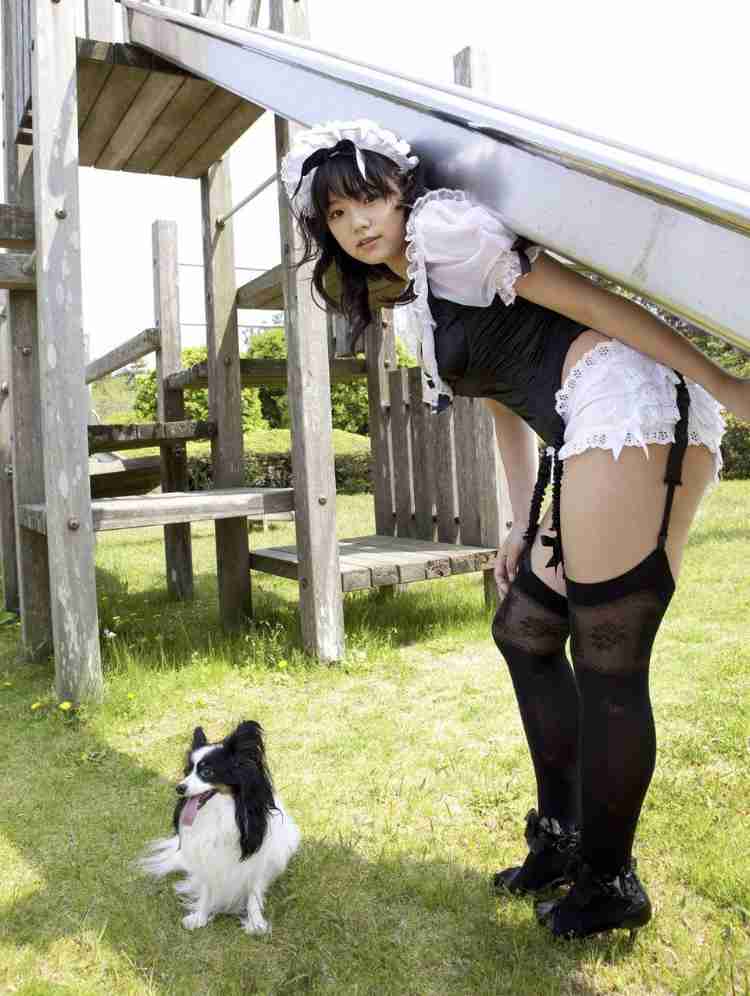 篠崎愛　ミニスカート×ルーズソックスで始球式に登場！ワンバン投球に苦笑い