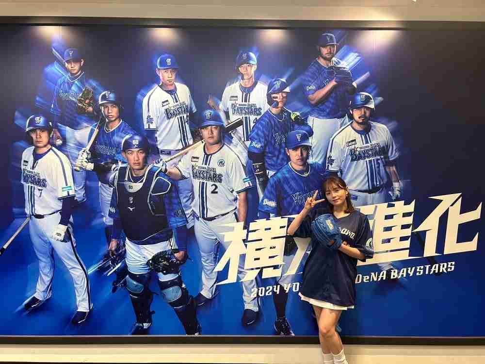 篠崎愛　ミニスカート×ルーズソックスで始球式に登場！ワンバン投球に苦笑い
