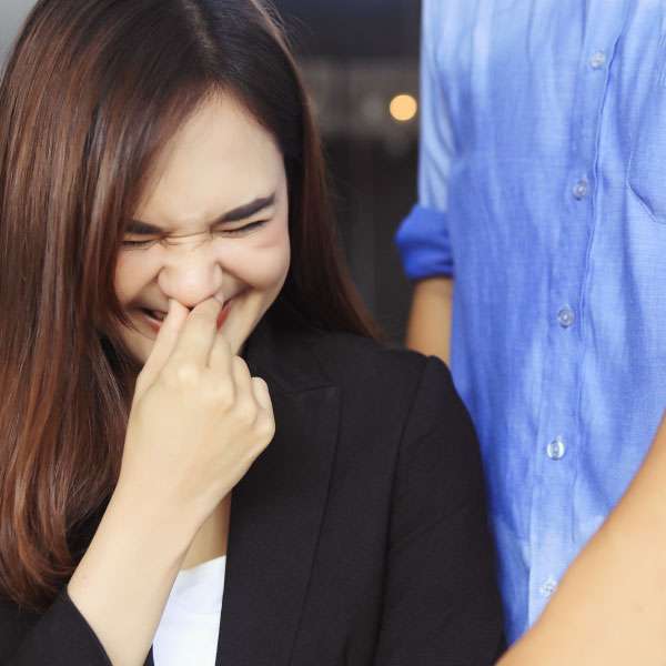 相手を傷つけずにワキガを指摘する方法教えて下さい！