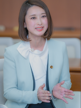 「美人すぎる市議」藤川優里氏45歳、変わらぬ美しさ手でハートを 初当選から18年...八戸市議会初の女性議長に