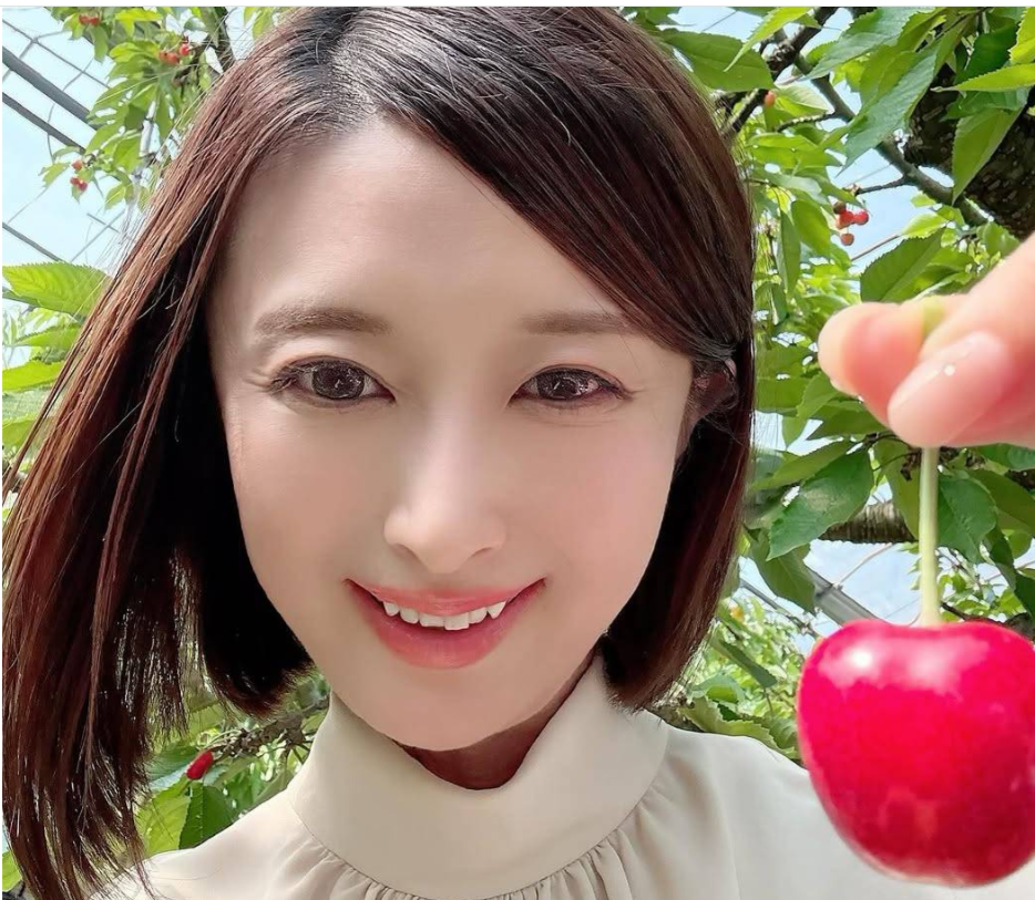 「美人すぎる市議」藤川優里氏45歳、変わらぬ美しさ手でハートを 初当選から18年...八戸市議会初の女性議長に