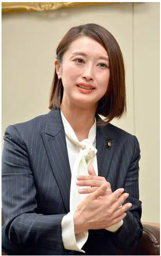 「美人すぎる市議」藤川優里氏45歳、変わらぬ美しさ手でハートを 初当選から18年...八戸市議会初の女性議長に