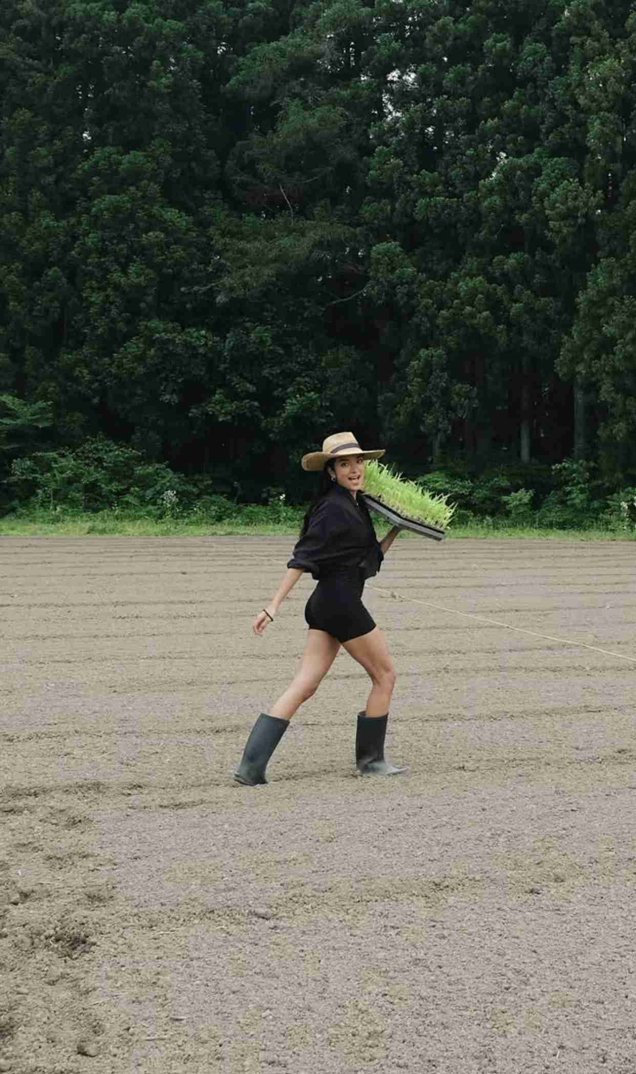 ローラ“裸足で田植え論争”に強烈反論？　畑の上で取った“衝撃行動”で示す強い意思とは