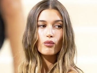 セレーナ・ゴメスとヘイリー・ビーバーがインスタグラムでお互いフォロー解除