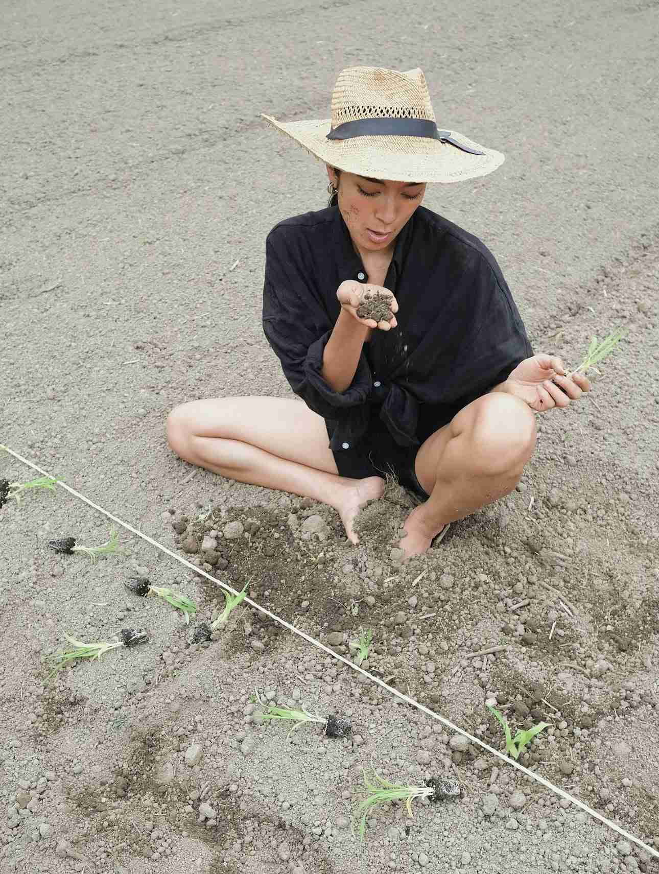 堀江貴文、ローラの田植え投稿批判するポストに不快感「余計ないちゃもんつけんなよクソ」「俺いつも裸足でやってるよ」