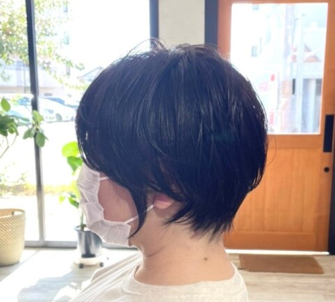 ショートヘアの襟足の髪が浮く😮‍💨
