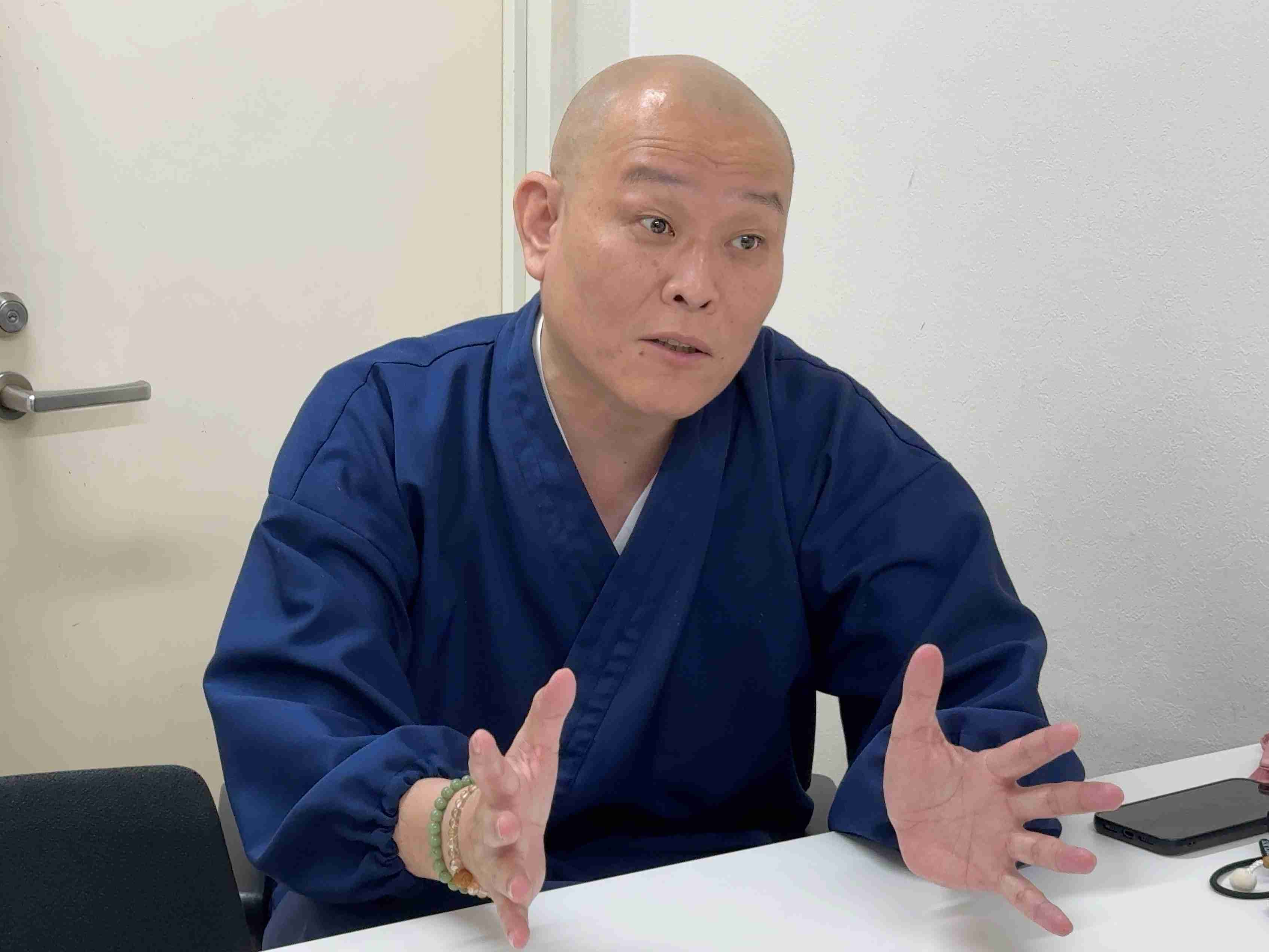バッテリィズ・エース、母親のお墓がない理由明かす「石、建てて何十万も…」「お坊さんはいりません!」 影響受けた“父親”の考え方