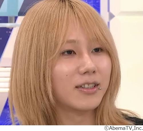 岸谷蘭丸「足組むのってそんなにダメ？」に賛否　「リラックスしてしっかり対話する為の姿勢」と説明も