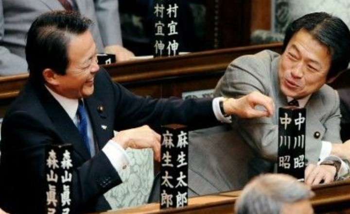 「麻生さんがマフィアw」石破首相と会談→麻生太郎氏84歳がギャングファッションで現る　ネット「笑える」「84歳全然見えん」「麻生・菅・岸田のメンツ怖すぎる」