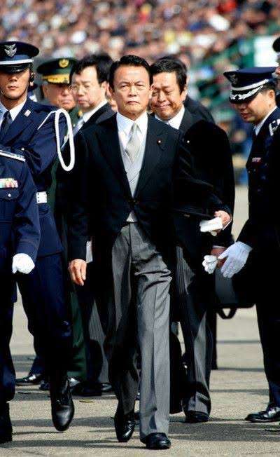 「麻生さんがマフィアw」石破首相と会談→麻生太郎氏84歳がギャングファッションで現る　ネット「笑える」「84歳全然見えん」「麻生・菅・岸田のメンツ怖すぎる」