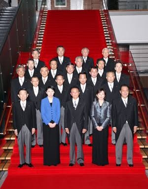 「麻生さんがマフィアw」石破首相と会談→麻生太郎氏84歳がギャングファッションで現る　ネット「笑える」「84歳全然見えん」「麻生・菅・岸田のメンツ怖すぎる」