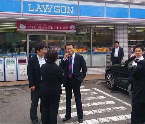 「麻生さんがマフィアw」石破首相と会談→麻生太郎氏84歳がギャングファッションで現る　ネット「笑える」「84歳全然見えん」「麻生・菅・岸田のメンツ怖すぎる」
