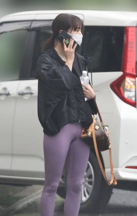 日本人女性の9割は「レギンス一枚履き」に抵抗アリ!? 家で着てても街中を歩けない、一番の理由は…