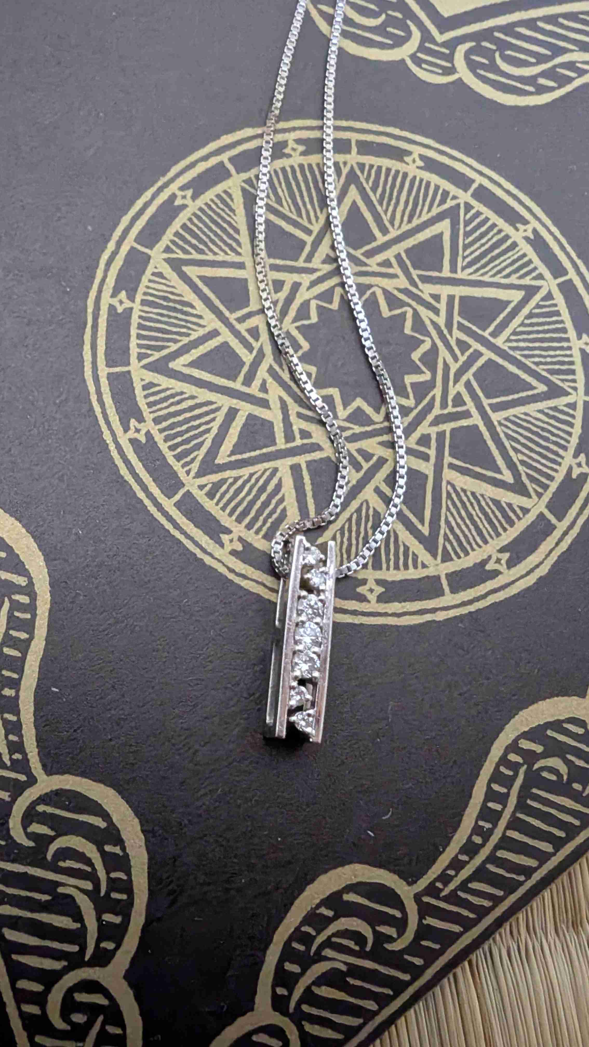 メルカリでシルバー製だと思って買った翡翠らしき指輪、もしやと思い鑑別に出した結果がこちら「なぁーにぃぃぃ!?」