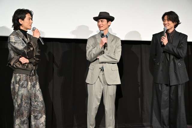 【高良健吾】第一子誕生後初の公の場に金髪姿で登場 ‟忘れられない夏”は『ウォーターボーイズ』