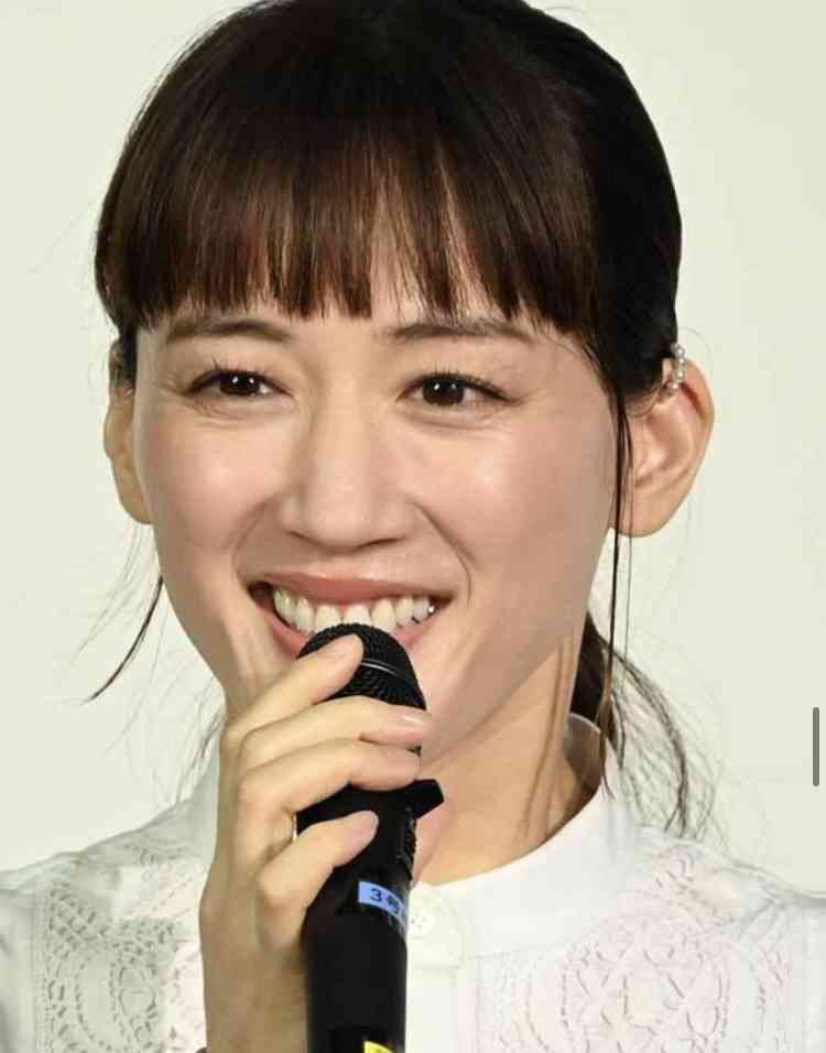 綾瀬はるか、ユニクロ“上半身裸CM”で指摘される最近の“露出過多”…ボディメイクで衰えぬ美貌も賛否