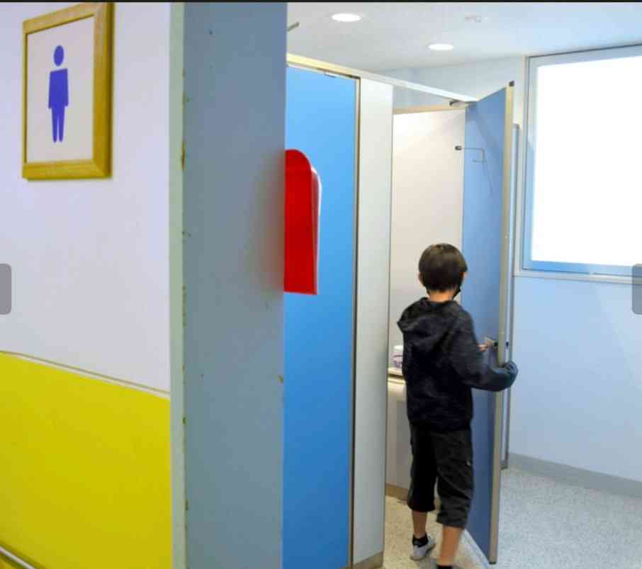 「子供が閉じ込められている」　公園の公衆トイレであわやの事態　小3男児にケガなし