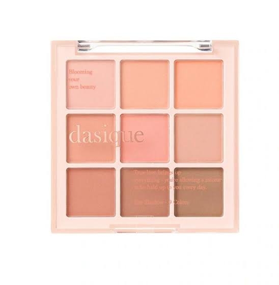 コーラルピンクのコスメ