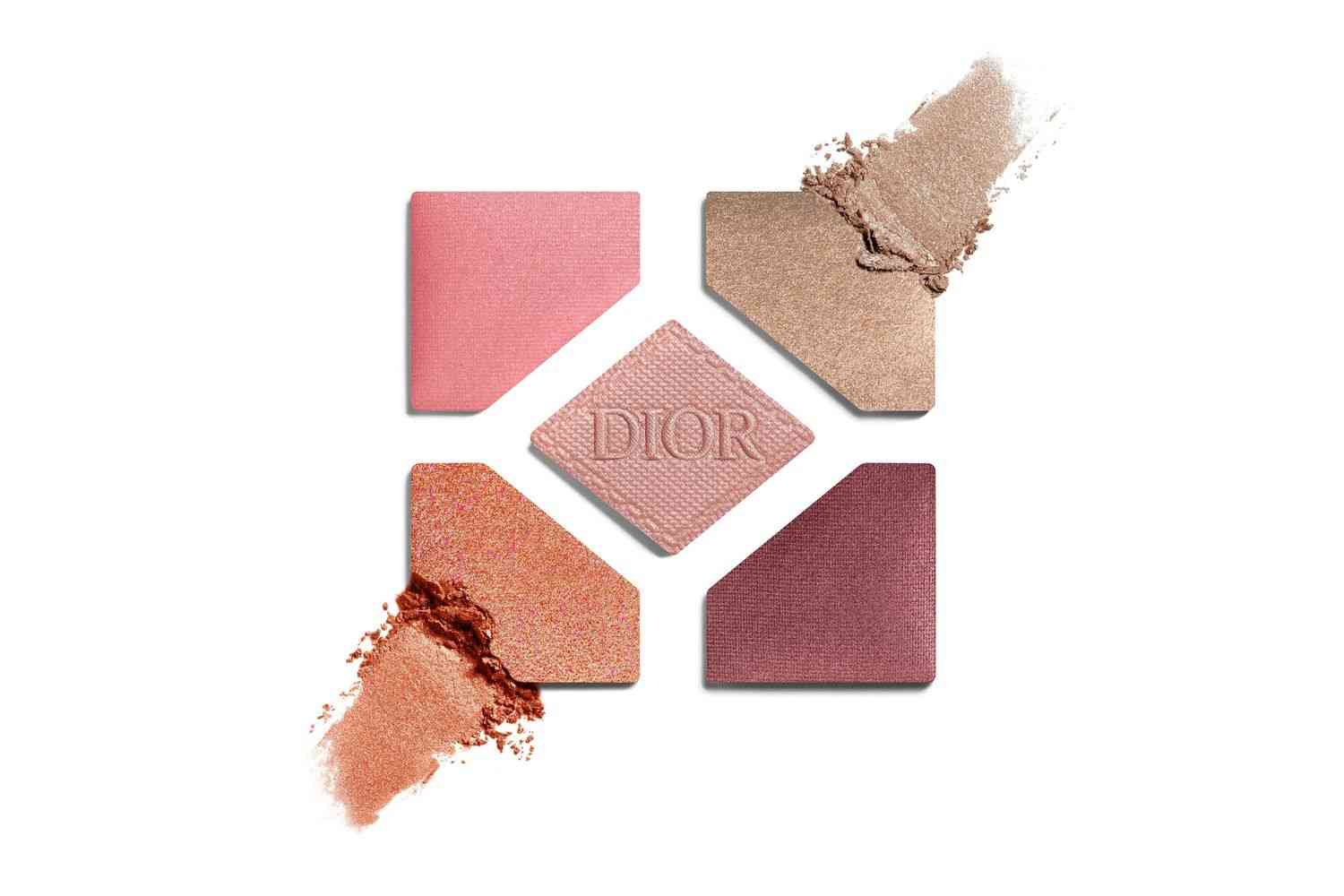 コーラルピンクのコスメ