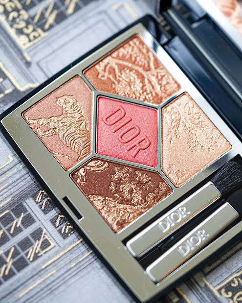 コーラルピンクのコスメ