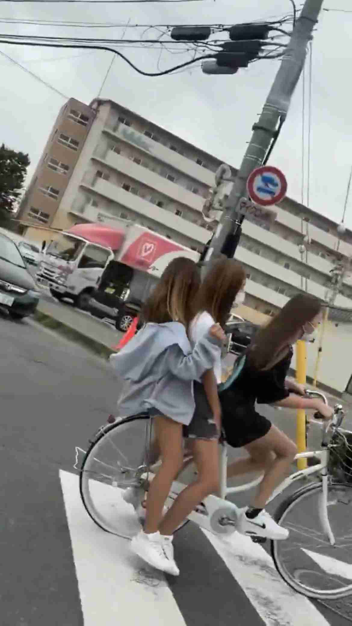 女子中学生？ 自転車「3人乗り」動画が話題、道交法違反か…来年4月からは「反則金」対象にも