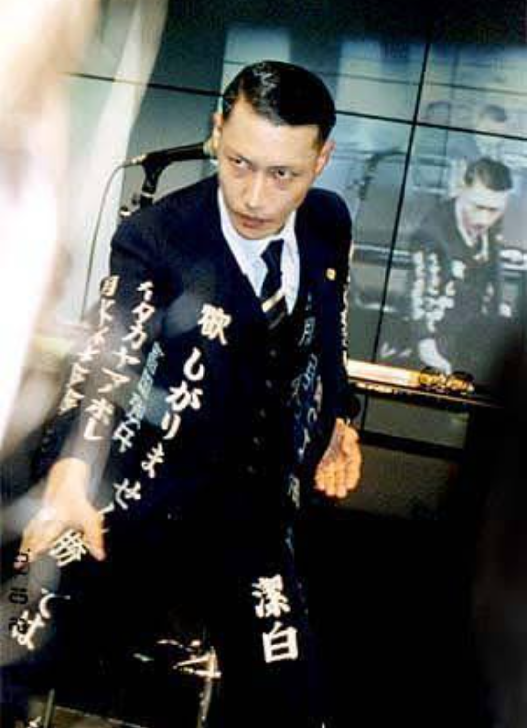 鋭い目つきの人が好き