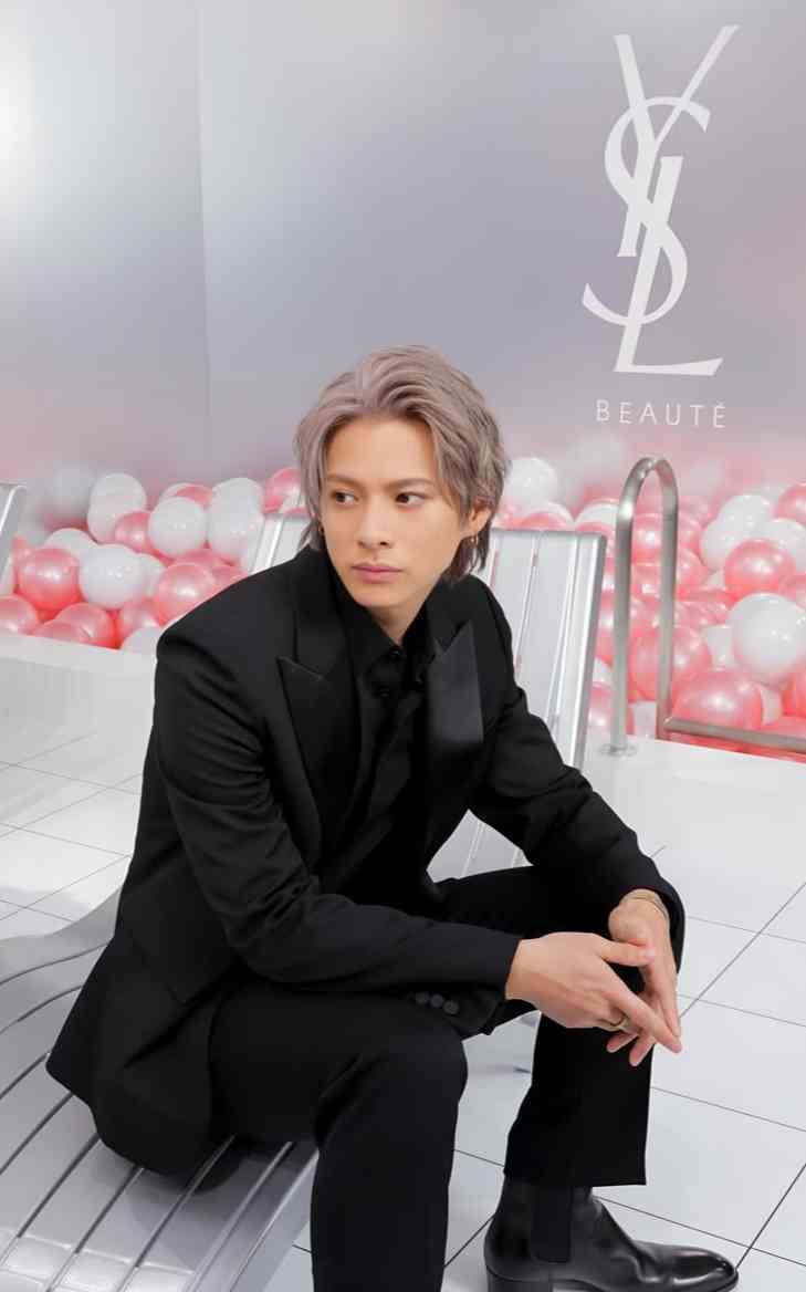 Number_i・平野紫耀、最新MVで披露した“ダサかわ”衝撃ビジュアルが「本当に別人レベル」「春日じゃん」ファン騒然