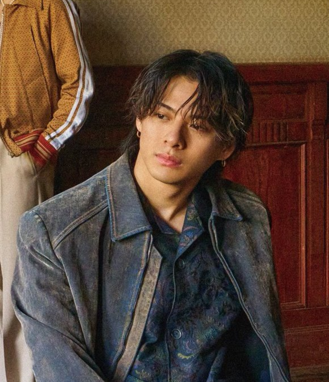 Number_i・平野紫耀、最新MVで披露した“ダサかわ”衝撃ビジュアルが「本当に別人レベル」「春日じゃん」ファン騒然