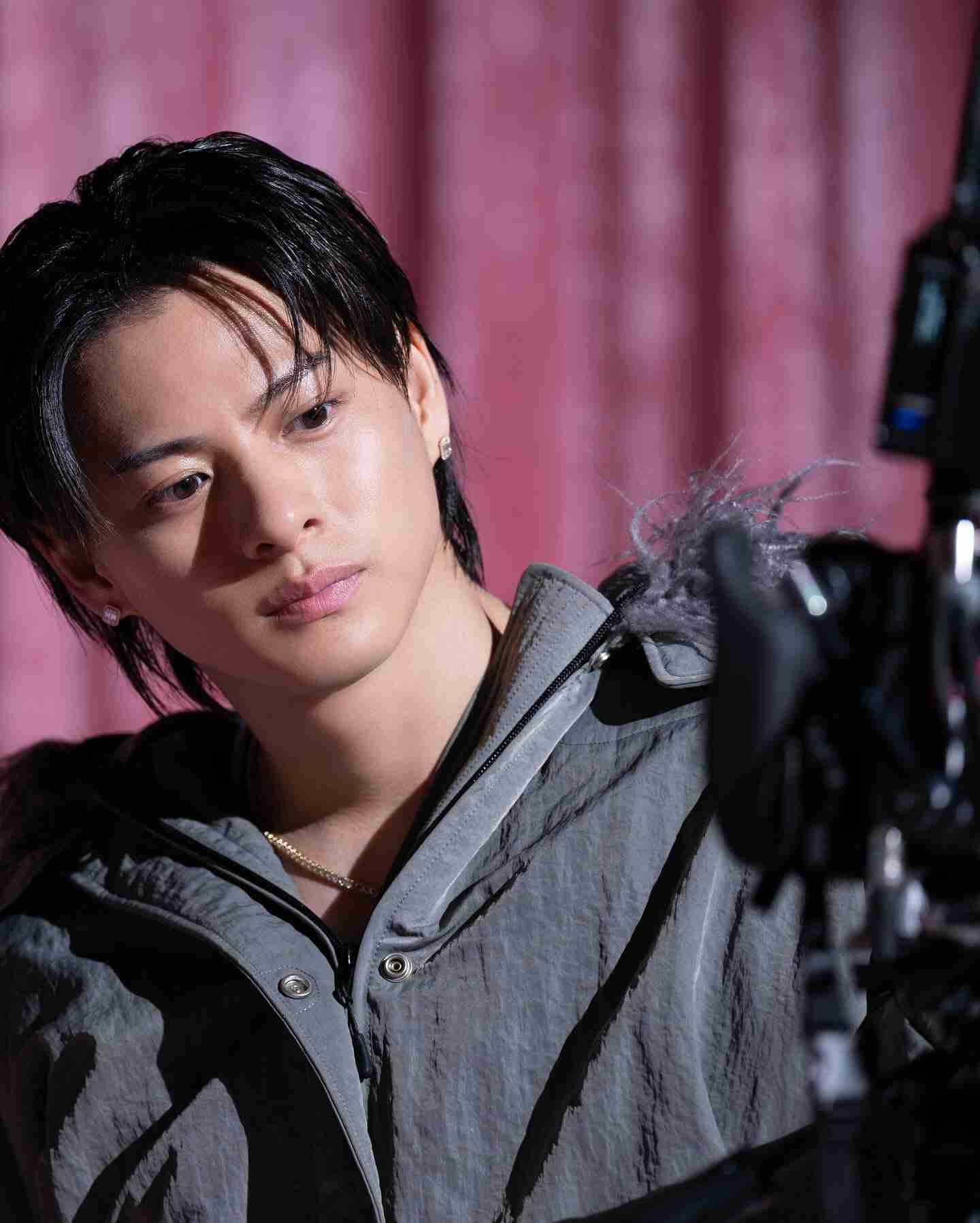 Number_i・平野紫耀、最新MVで披露した“ダサかわ”衝撃ビジュアルが「本当に別人レベル」「春日じゃん」ファン騒然