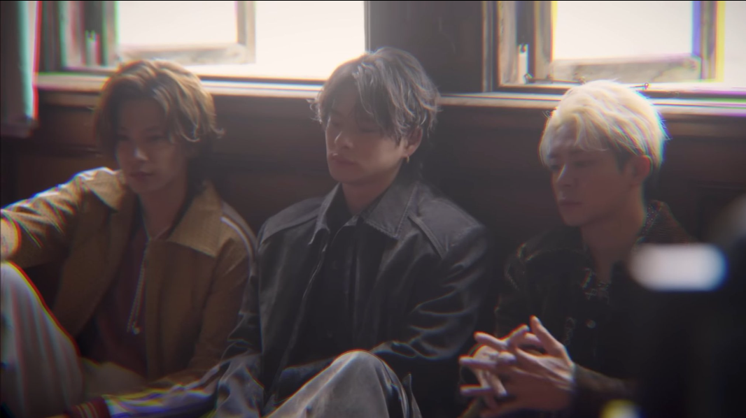 Number_i・平野紫耀、最新MVで披露した“ダサかわ”衝撃ビジュアルが「本当に別人レベル」「春日じゃん」ファン騒然