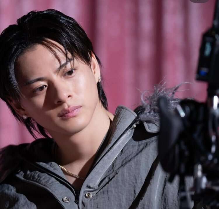 Number_i・平野紫耀、最新MVで披露した“ダサかわ”衝撃ビジュアルが「本当に別人レベル」「春日じゃん」ファン騒然