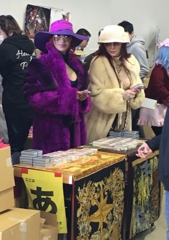 臭いで倒れた参加者も…運営も頭を悩ますコミケの激臭問題にアプローチ、消臭スプレーを噴きかけまくる「消臭防衛隊」に密着