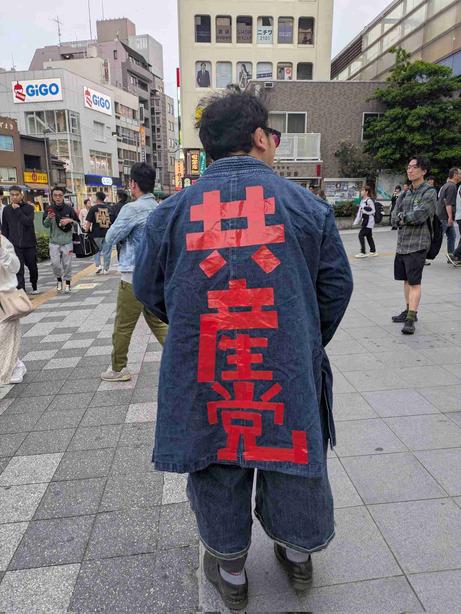 「×」日の丸で参政党の演説に抗議→梅村みずほ氏「悲しき日本の異常な現状」と嘆き「国旗損壊罪」必要と説く