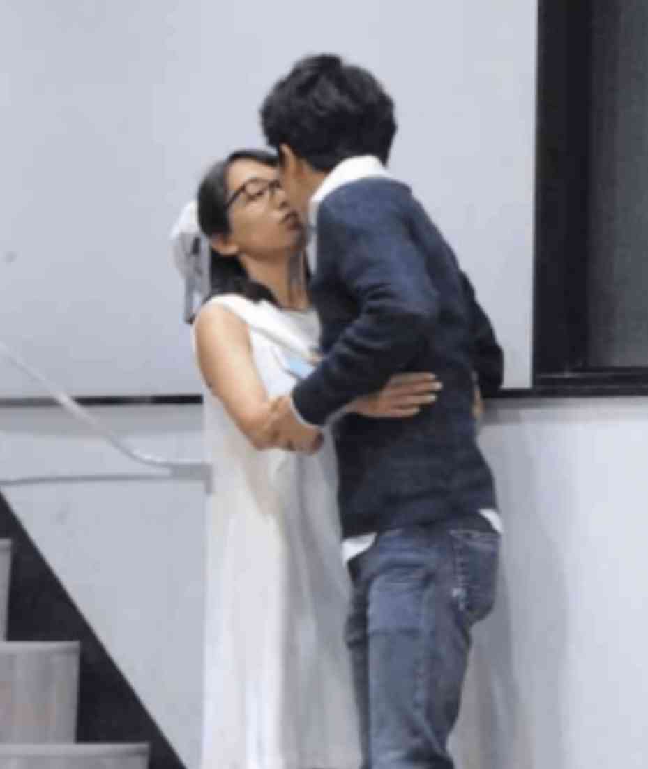 加藤綾子“家族団らん”夏祭り満喫姿!“30万円”新作バッグ片手のセレブぶり、社長の夫が迎える“正念場”