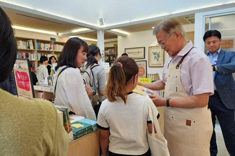 日韓首脳が会談、未来志向の関係確認へ 李氏「韓日関係重要視」、成果文書発表も調整